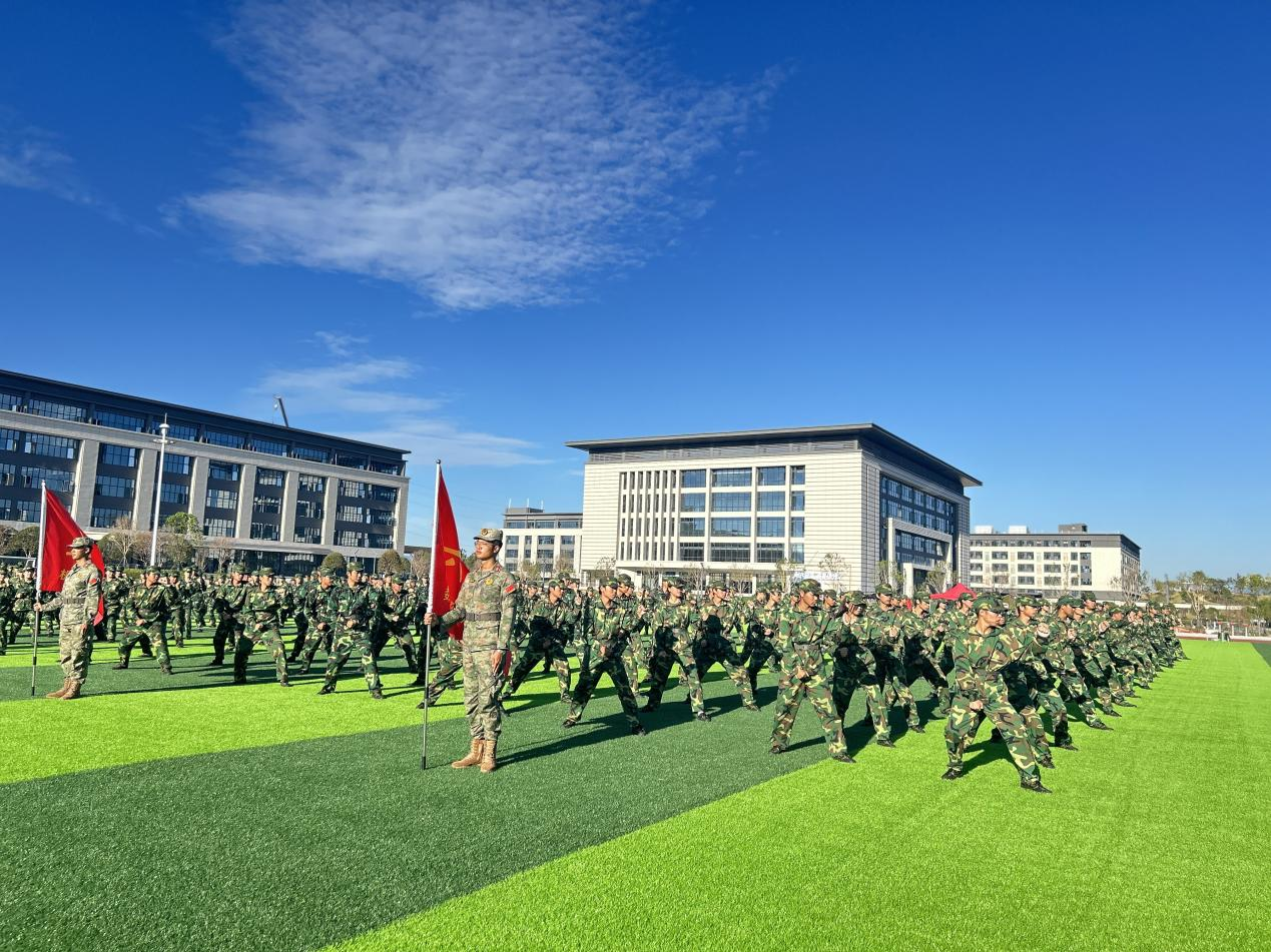 迷彩淬炼青春志，红色基因启新程！ beat365vip官网2025级同学军训总结 大会圆满落幕(图2)