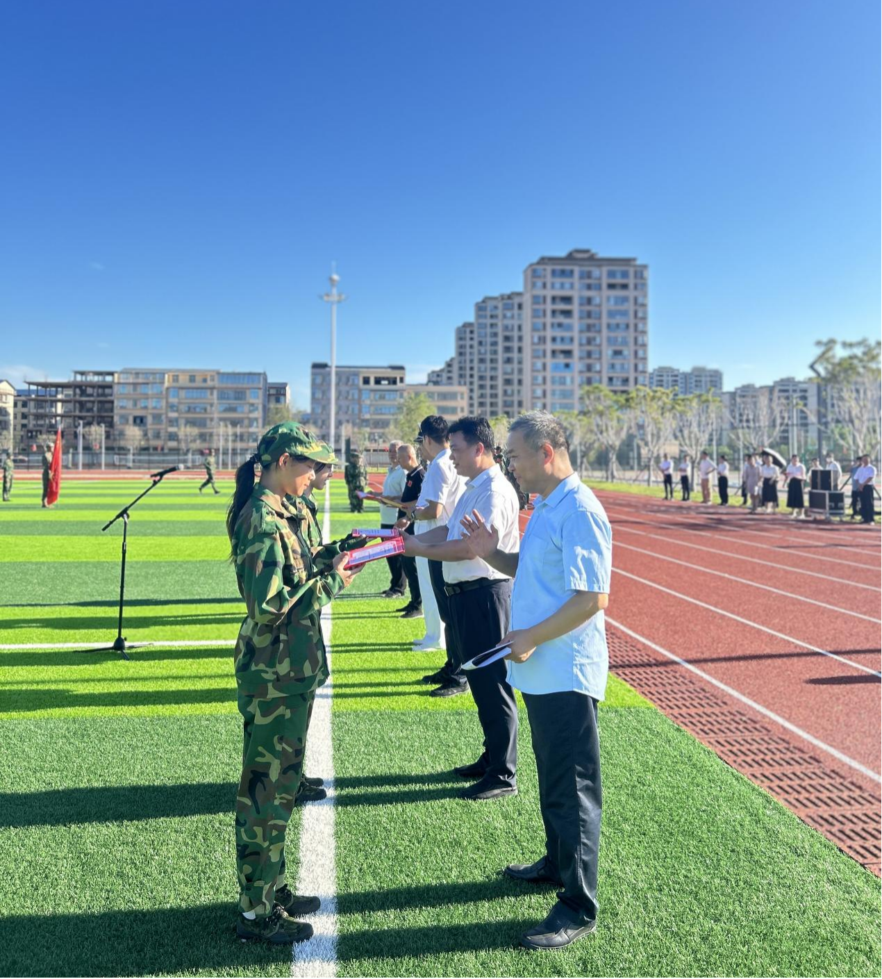 迷彩淬炼青春志，红色基因启新程！ beat365vip官网2025级同学军训总结 大会圆满落幕(图3)