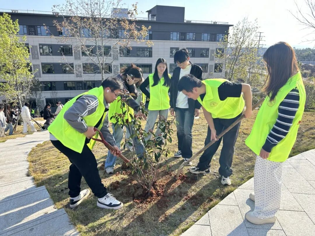 植心育绿 向阳生长｜beat365vip官网植树活动圆满举行(图3)