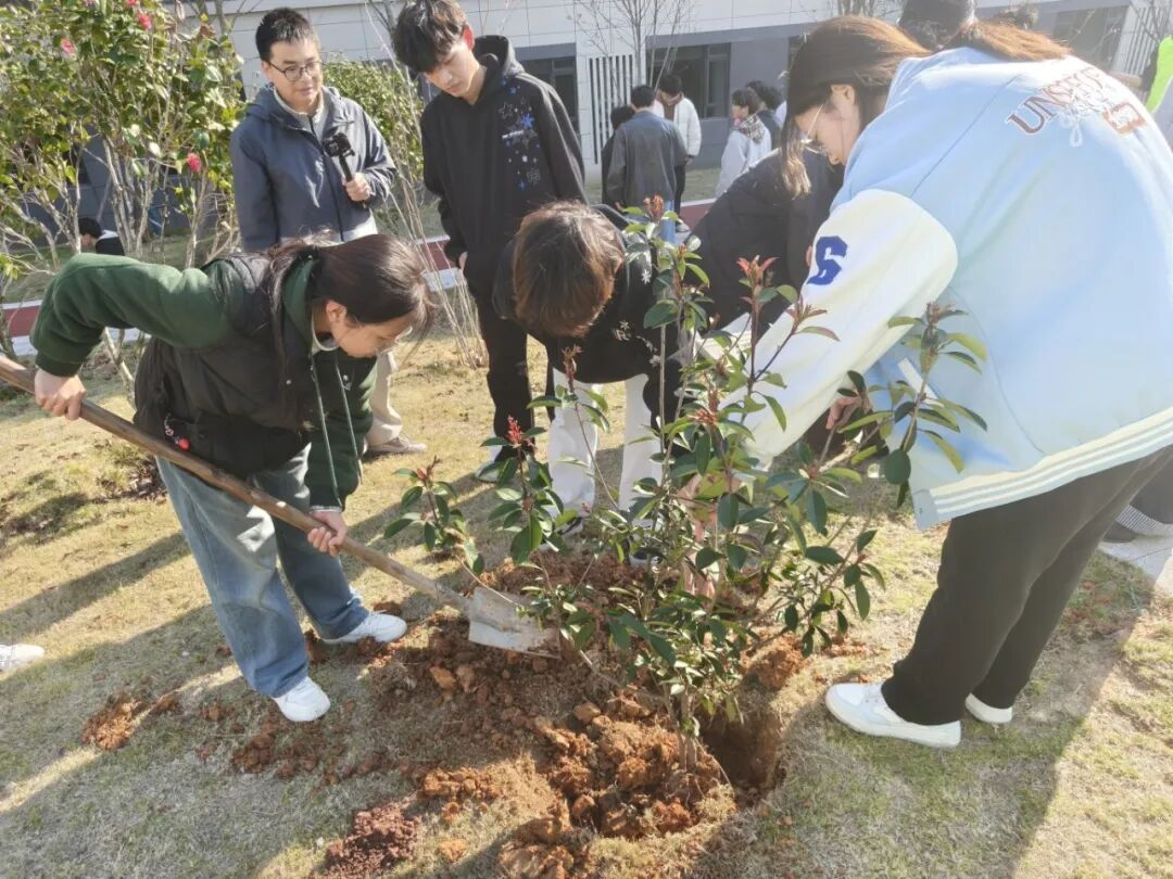 植心育绿 向阳生长｜beat365vip官网植树活动圆满举行(图6)