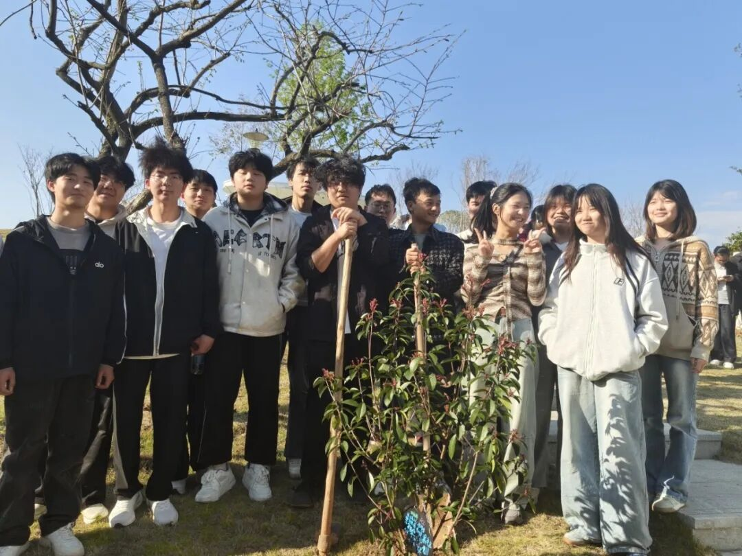 植心育绿 向阳生长｜beat365vip官网植树活动圆满举行(图7)